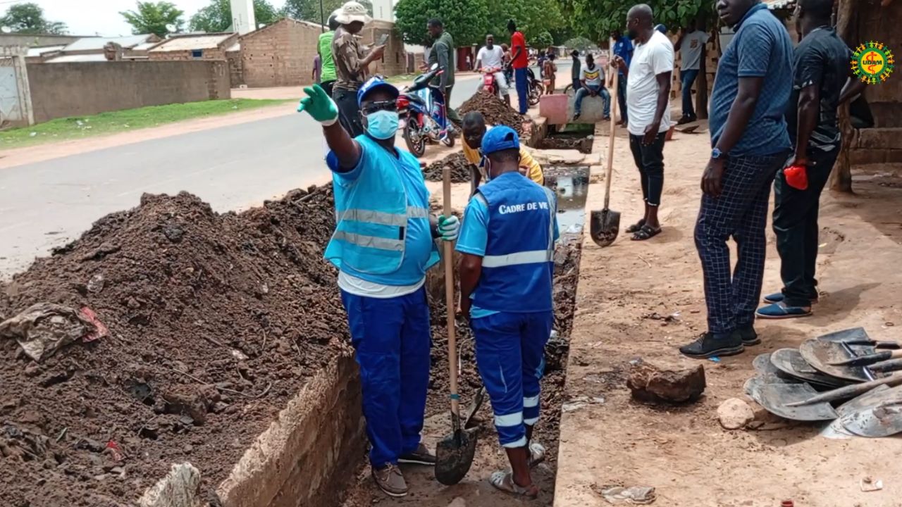 Lutte contre les inondations : le maire Alioune Badara LY a initié une vaste opération de curage des caniveaux de la voie secondaire de koungheul